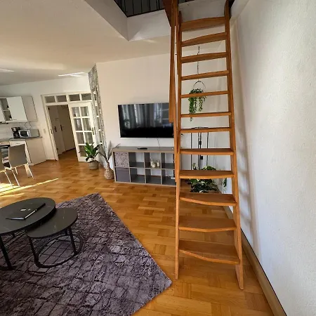 Grosse Helle Maisonette Im Zentrum דירה