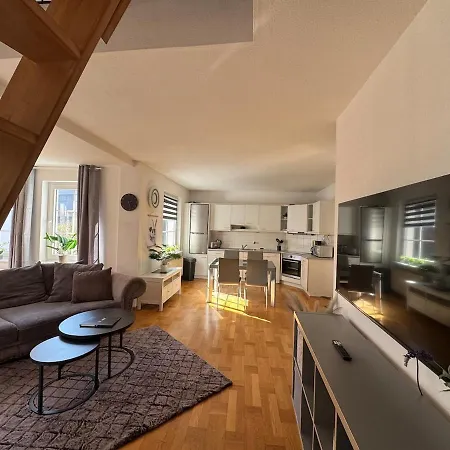 Grosse Helle Maisonette Im Zentrum דירה